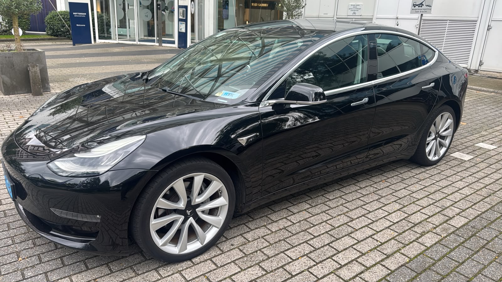 De zwarte Tesla van Rotterdam Fair Cab